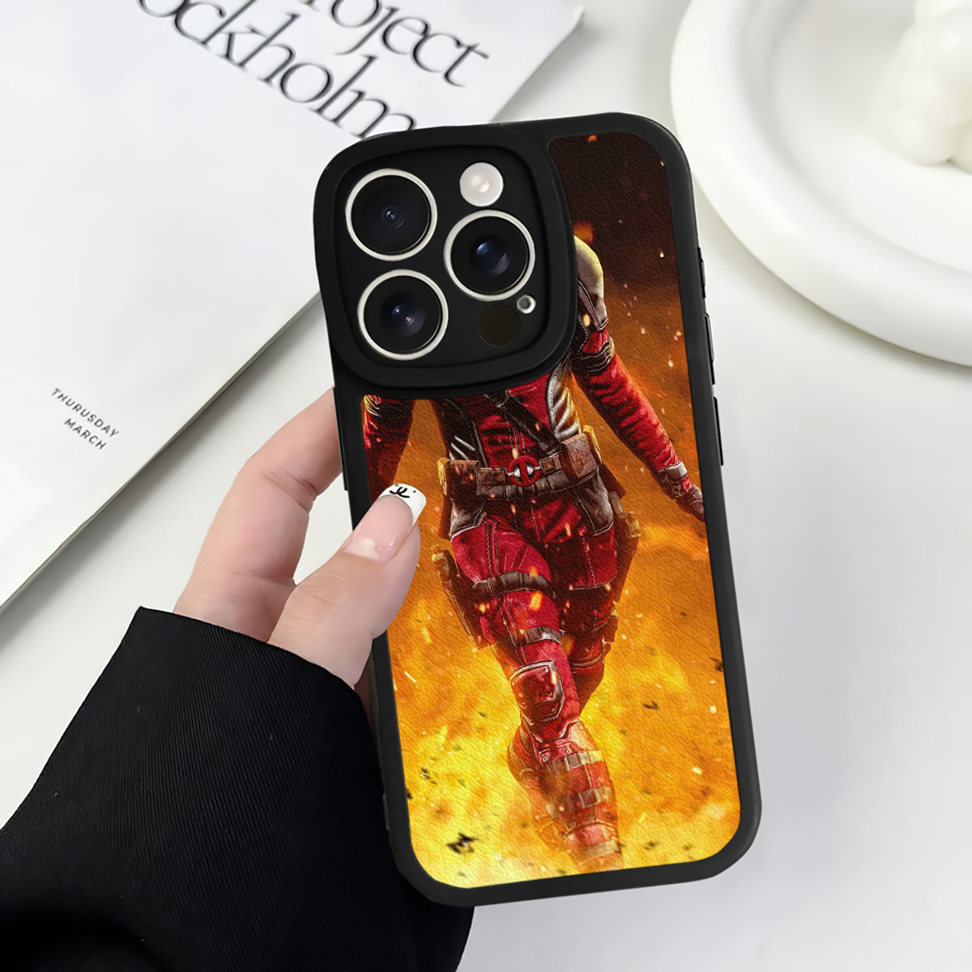 （画像用） Deadpool デッドプール 【iPhone 16シリーズ対応】シリコンスマホケース（レザー調） 材質：シリコン